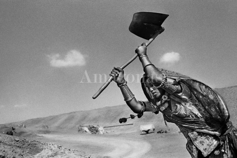 , Sebasti&atilde;o Salgado, Worker on the canal construction site of Rajasthan, India, 1990, gelatin silver print, 50 x 68 inches/180 x 125 cm. &copy; Sebasti&atilde;o Salgado/Amazonas Images