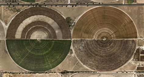 Edward Burtynsky, Pivot Irrigation #27, High Plains, Texas Panhandle, USA, 2012, chromogenic color print, 36 x 68 inches/91.4 x 172.7 cm, Edition 1/12. Photograph &copy; 2012 Edward Burtynsky